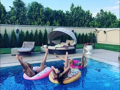 Анелия се плацика в новия си басейн