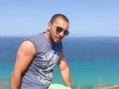 Антон Хекимян на море с кака си