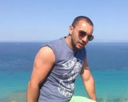 Антон Хекимян на море с кака си