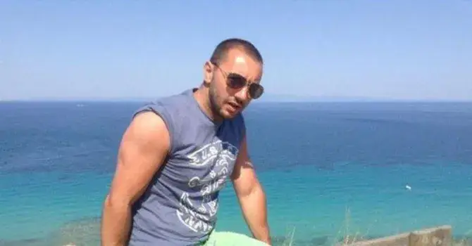 Антон Хекимян на море с кака си