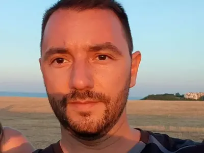 Антон Хекимян на море с майка си (Уникални папарашки СНИМКИ ПО-ДОЛУ)