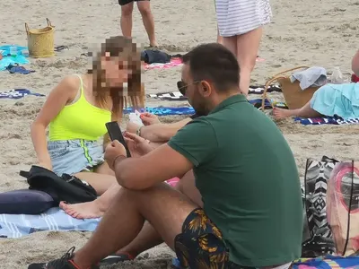 Антон Хекимян на море с майка си (Уникални папарашки СНИМКИ ПО-ДОЛУ)