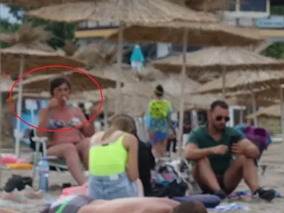 Антон Хекимян на море с майка си (Уникални папарашки СНИМКИ ПО-ДОЛУ)