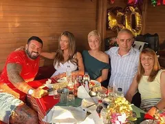 Благо уважи на юбилея на тъщата! Майката на Златка изглежда като нейна сестра
