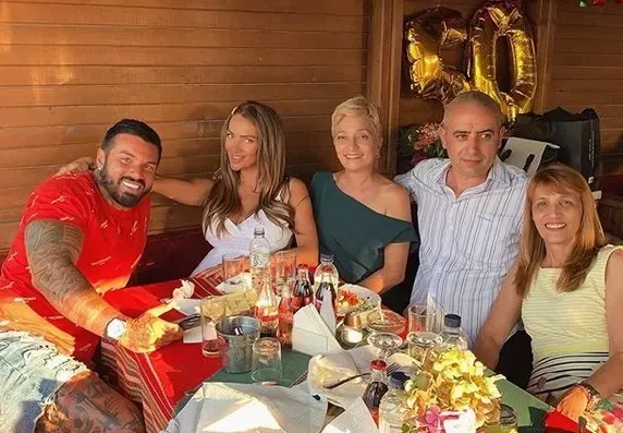 Благо уважи на юбилея на тъщата! Майката на Златка изглежда като нейна сестра