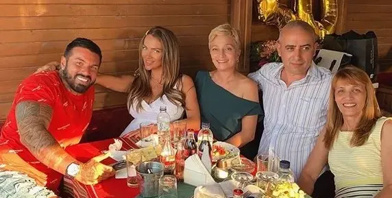 Благо уважи на юбилея на тъщата! Майката на Златка изглежда като нейна сестра