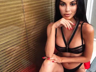 Бременна ли е Мегз? Дизайнерката крие наедряло коремче