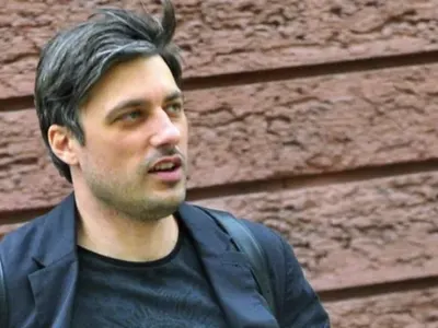 ЧУДО: Владо Карамазов мина на жени! Влюби се във водолазка – двойница на Анджелина Джоли