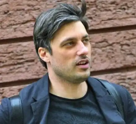 ЧУДО: Владо Карамазов мина на жени! Влюби се във водолазка – двойница на Анджелина Джоли