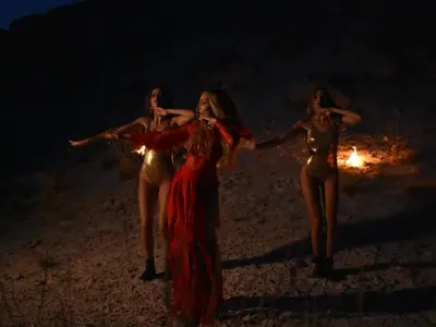 Дара Екимова пее на гръцки в новата си лятна песен