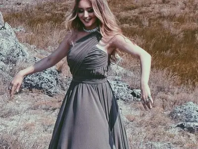 Дара Екимова пее на гръцки в новата си лятна песен