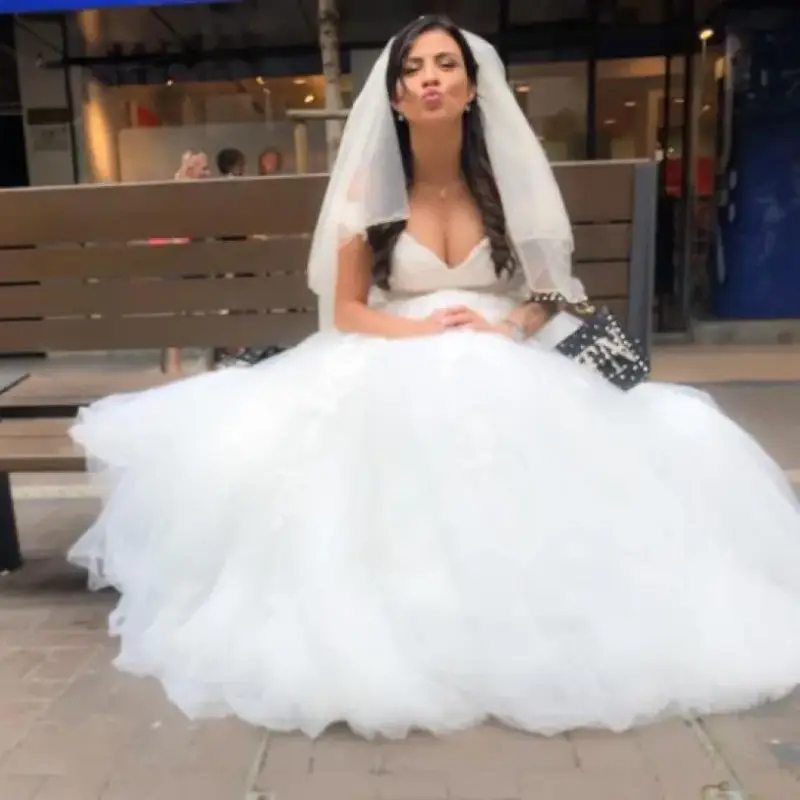 Деси Цонева с камерна сватба