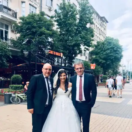 Деси Цонева се омъжи по кецове с пера за 2500 лева (СНИМКИ)