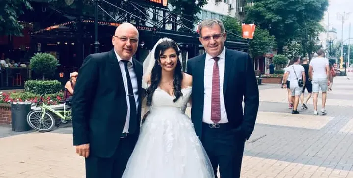 Деси Цонева се омъжи по кецове с пера за 2500 лева (СНИМКИ)