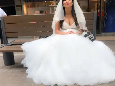 Деси Цонева се омъжи по кецове с пера за 2500 лева (СНИМКИ)