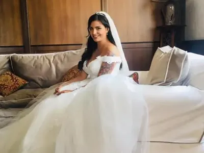 Деси Цонева се омъжи по кецове с пера за 2500 лева (СНИМКИ)