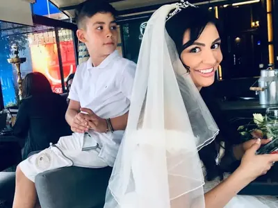 Деси Цонева се омъжи по кецове с пера за 2500 лева (СНИМКИ)