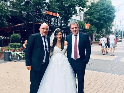 Деси Цонева се омъжи по кецове с пера за 2500 лева (СНИМКИ)