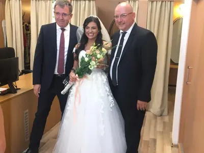 Деси Цонева се омъжи по кецове с пера за 2500 лева (СНИМКИ)