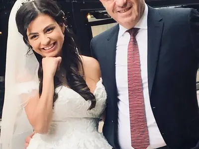 Деси Цонева се омъжи по кецове с пера за 2500 лева (СНИМКИ)