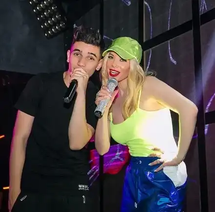 Емилия пести от дрехи