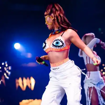 Гери-Никол пее по сутиен