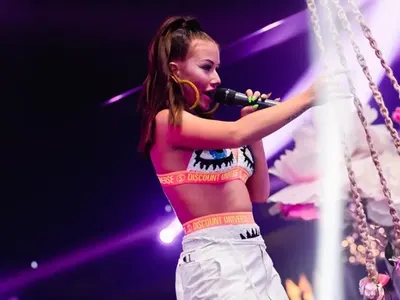 Гери-Никол пее по сутиен