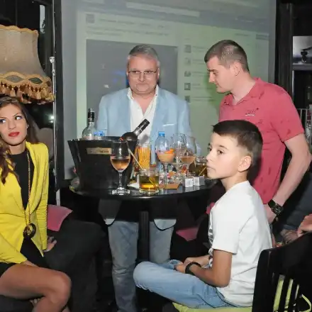 Христо Сираков запознава сина си с плеймейтки