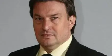 Известен актьор преби пенсионер и 6 години бяга от правосъдието