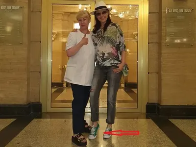 Жени Калканджиева с гуменки и невидими токчета