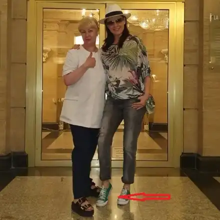 Жени Калканджиева с гуменки и невидими токчета