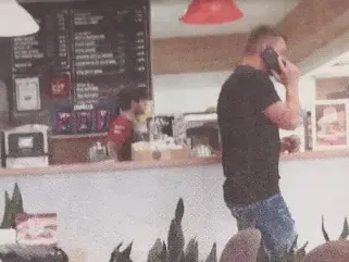 Какво се случва с Божинов? (Папарашки снимки)