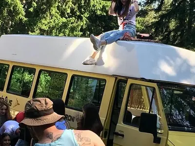 Крисия купонясва в автобус в първия си клип, след раздялата със Слави Трифонов