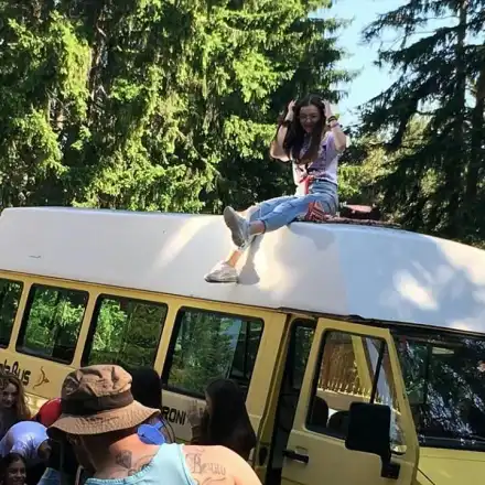 Крисия купонясва в автобус в първия си клип, след раздялата със Слави Трифонов