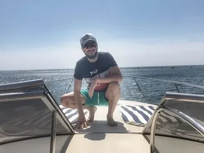 Криско се глези на яхта