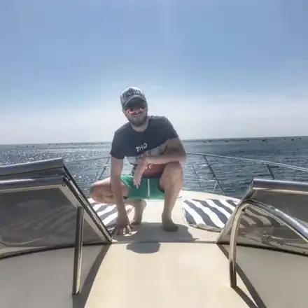 Криско се глези на яхта