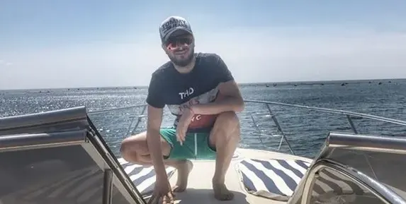 Криско се глези на яхта