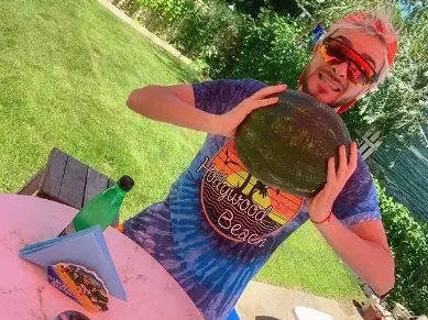 Криско се пъчи с фалшиво мъжко достойнство! Развява питон менте заради интернет предизвикателство