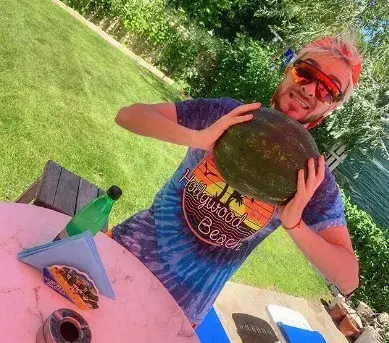 Криско се пъчи с фалшиво мъжко достойнство! Развява питон менте заради интернет предизвикателство