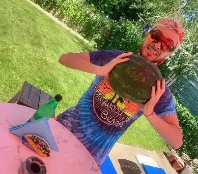 Криско се пъчи с фалшиво мъжко достойнство! Развява питон менте заради интернет предизвикателство