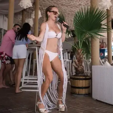 Лора Караджова по бански на участие! Певицата обикаля Черноморието с гаджето (СНИМКИ)