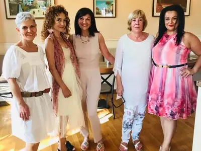 Лорд Евгени Минчев: Раирана апатия при Теодора Духовникова, цвят лютеница и „топли вълни” при Дара, поети възпяват „чифт панталонките” на Милко и още + снимки