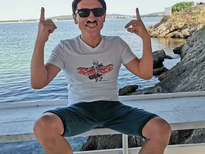 Лорд Евгени Минчев: Раирана апатия при Теодора Духовникова, цвят лютеница и „топли вълни” при Дара, поети възпяват „чифт панталонките” на Милко и още + снимки