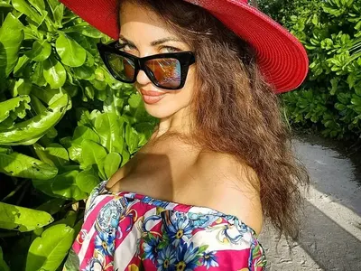 Лорд Евгени Минчев: Раирана апатия при Теодора Духовникова, цвят лютеница и „топли вълни” при Дара, поети възпяват „чифт панталонките” на Милко и още + снимки