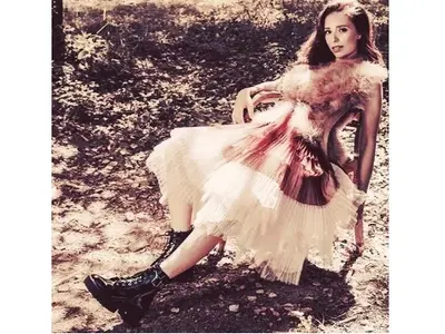 Мика Стоичкова продава чанти срещу зли очи