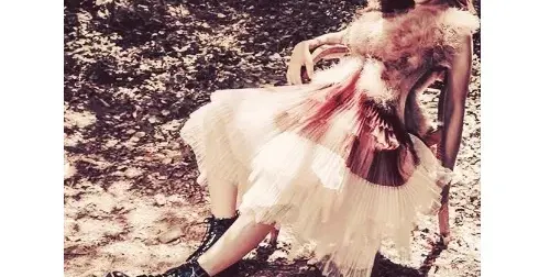 Мика Стоичкова продава чанти срещу зли очи