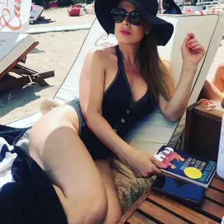 Мира Добрева събира погледи на плажа