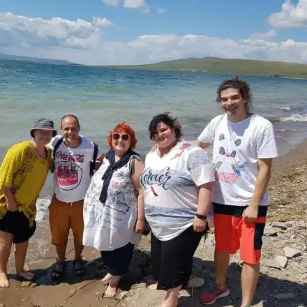 Млад мъж прегръща бившата на Зуека