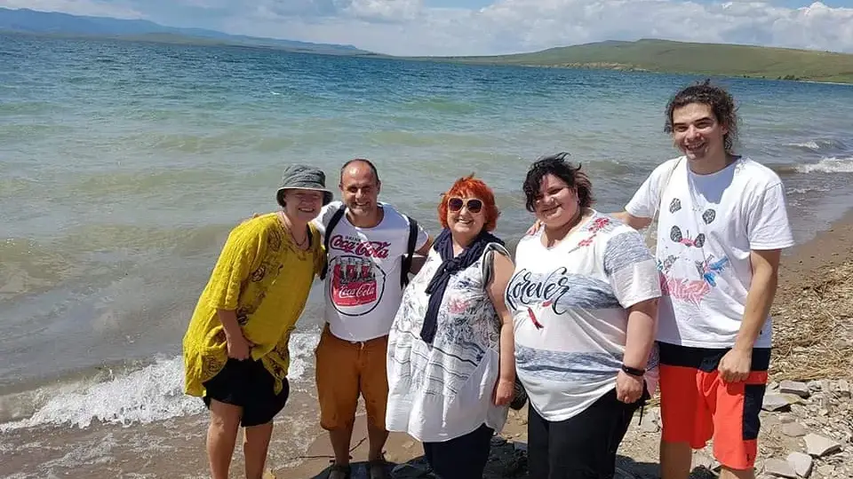 Млад мъж прегръща бившата на Зуека