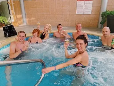 Натали Трифонова на джакузи с колегите
